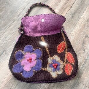 Wool hand woven bag with flowers details